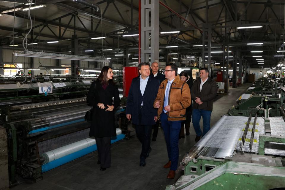 Premierul Dorin Recean a vizitat o afacere de producere a plaselor din fibră de sticlă din Vulcănești