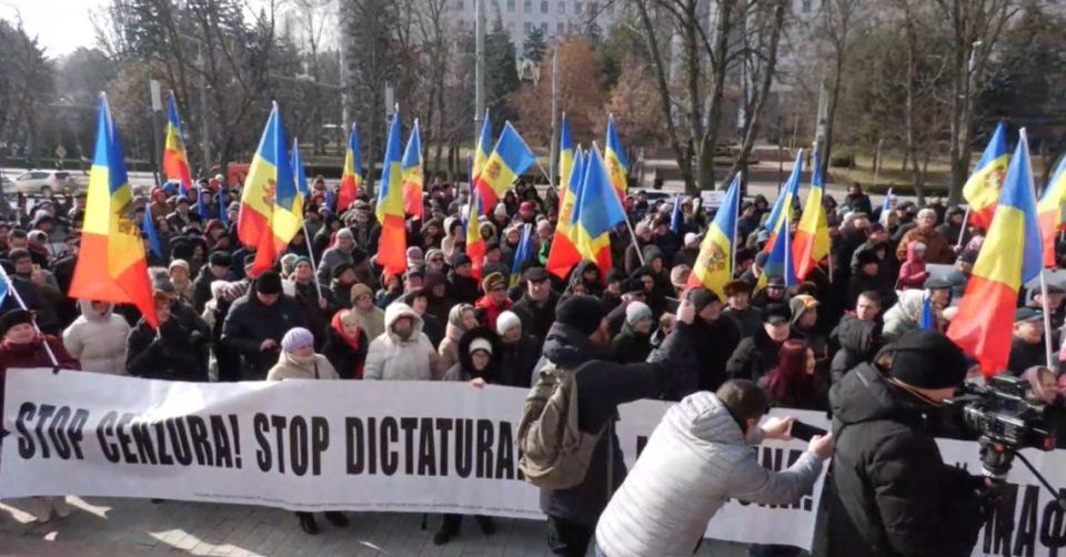 Socialiștii protestează în fața Președinției