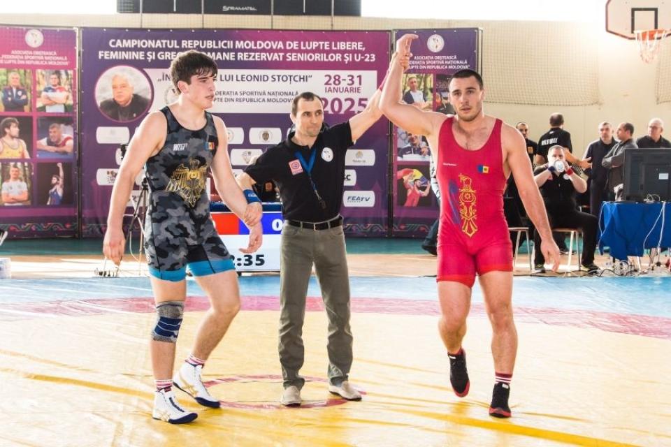 Peste 200 de sportivi au participat la Campionatul Republicii Moldova la lupte