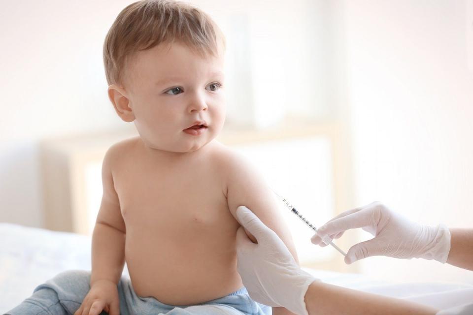 Ministerul Sănătății lansează achiziția unui vaccin contra infecției meningococice pentru copii