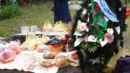 Ce ducem la cimitir de Paștele Blajinilor? Lista completă de obiceiuri și simboluri