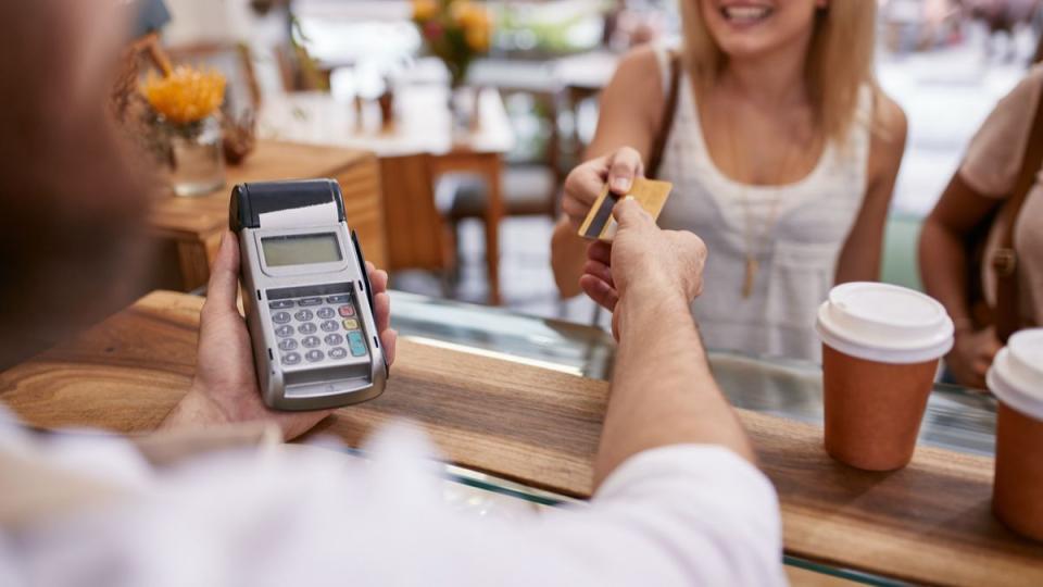 Locuitorii din zonele rurale, unde nu există bancomate, vor putea să retragă numerar de pe cardul bancar direct de la magazine