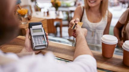 Locuitorii din zonele rurale, unde nu există bancomate, vor putea să retragă numerar de pe cardul bancar direct de la magazine