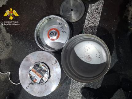 Contrabandă la postul vamal Cahul. Peste 1650 pachete de țigări, tăinuite în butoaie de inox | VIDEO