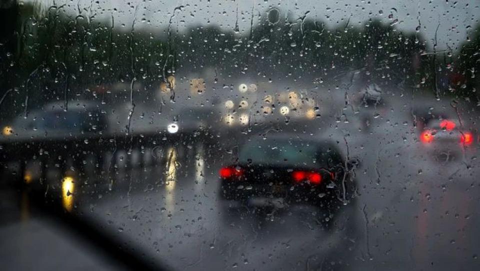 Atenție, șoferi! Se circulă în condiții de ploaie. Șoferii și pietonii sunt îndemnați să fie prudenți