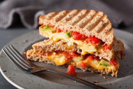 Sandvișuri la toaster – idei simple, rapide și gustoase pentru fiecare zi