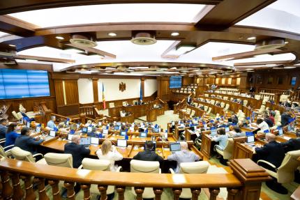 Хотите работать в правительстве или парламенте? Молодые люди могут подать заявку на оплачиваемую стажировку до 20 мая