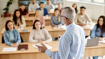 Cadrele universitare din Moldova vor primi salarii mai mari din septembrie 2025 – sporuri de până la 4 500 lei