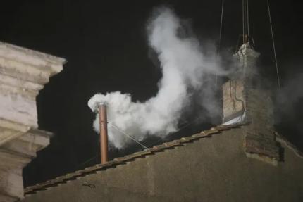 A fost ales un nou Papă: Din coșul Capelei Sixtine s-a ridicat fumul alb