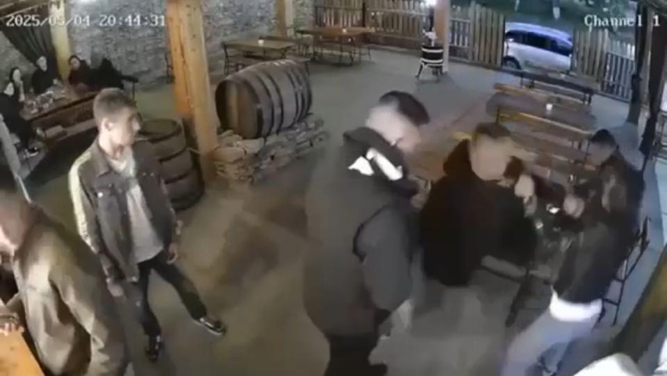 Un tânăr a bătut o fată sub privirile nepăsătoare ale unor petrecăreți la Vulcănești | VIDEO