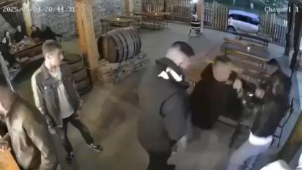 Un tânăr a bătut o fată sub privirile nepăsătoare ale unor petrecăreți la Vulcănești | VIDEO