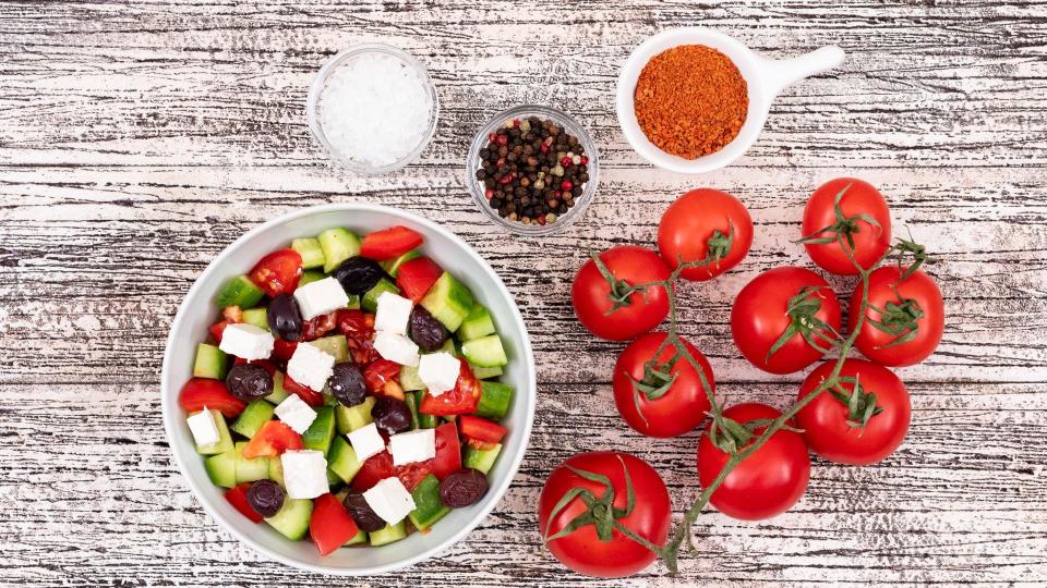 Ce salate poți găti cu roșii? Idei gustoase și sănătoase pentru orice masă
