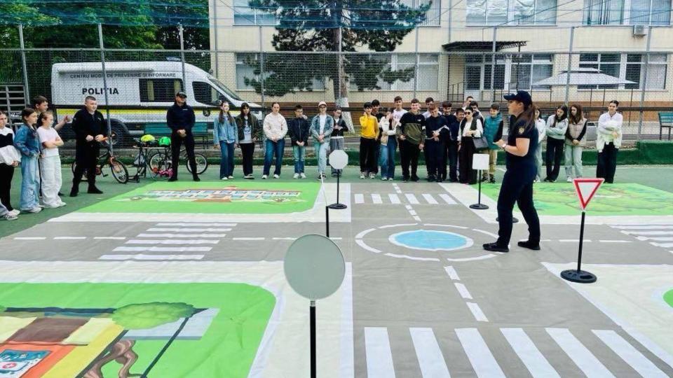 Educație rutieră prin joc și dialog: Polițiștii din Cahul au desfășurat activități interactive cu elevii Liceului „Ion Creangă”