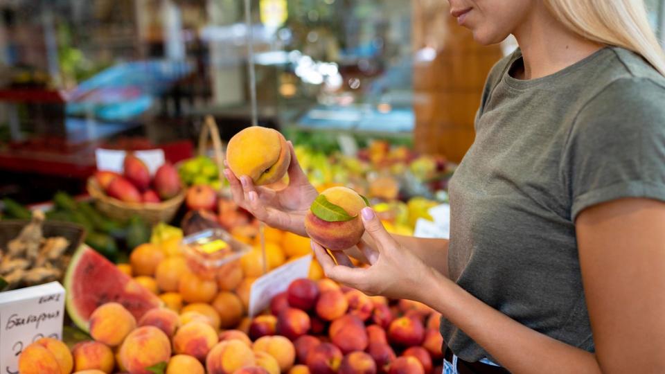 Cum să alegi cele mai proaspete fructe de sezon de la piață sau supermarketuri