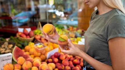 Cum să alegi cele mai proaspete fructe de sezon de la piață sau supermarketuri