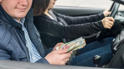 Un bărbat, reținut la Cahul pentru trafic de influență: ar fi cerut 1000 de euro pentru a facilita obținerea permisului auto