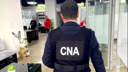  Percheziții în mai multe locații într-un dosar de corupere. Un vameș și un broker vamal au fost reținuți de CNA și procurori