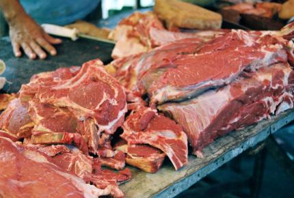 Comercianți de carne verificați în piețele din 25 de raioane: Amenzi de peste 400 de mii de lei pentru activitate ilicită
