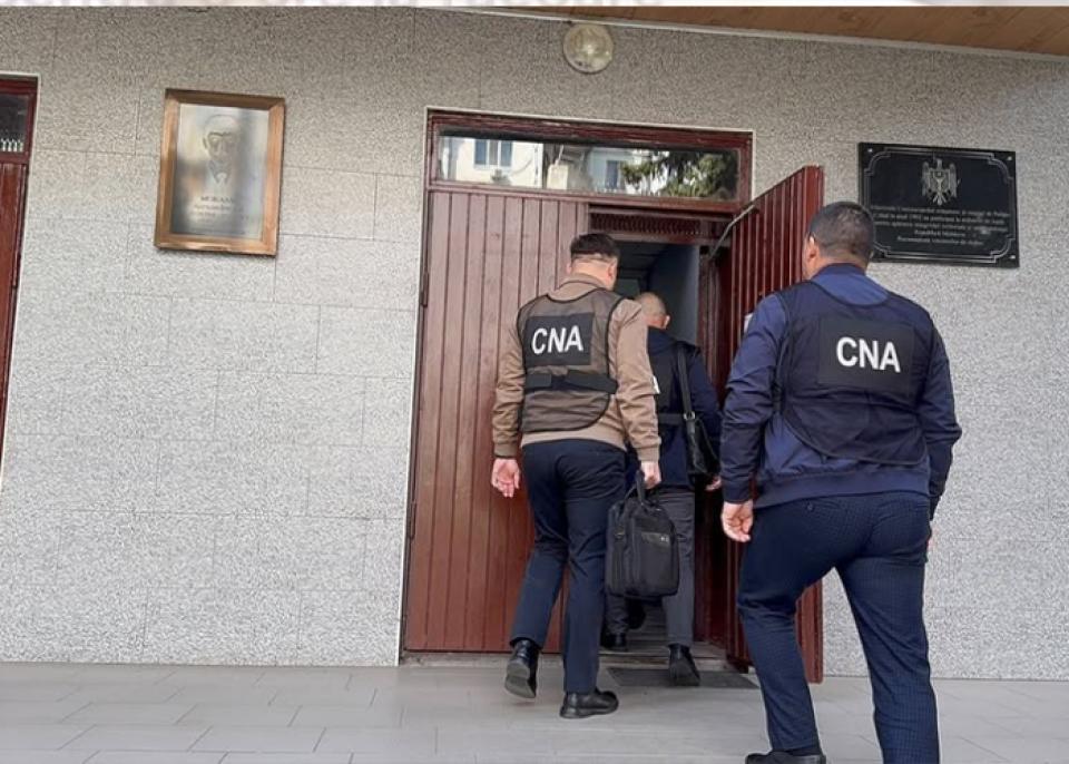 Ofițer de urmărire penală – reținut, după ce a promis unei persoane că o va scăpa de pedeapsă contra 500 de euro