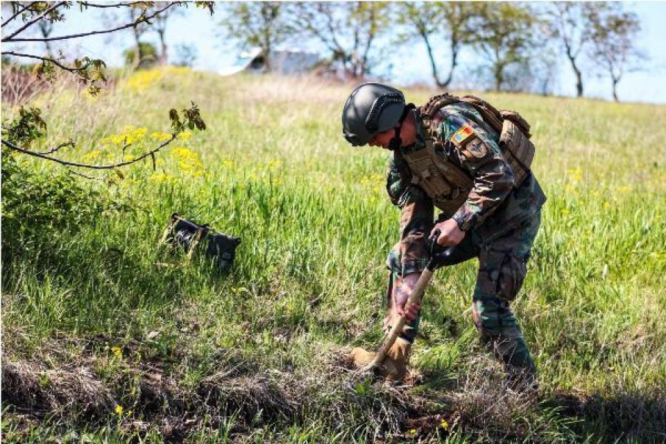Peste 200 obiecte explozive, neutralizate de geniștii Armatei Naționale în luna aprilie