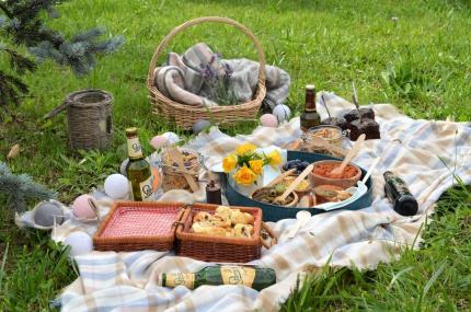 Rețete pentru picnicuri și mese în aer liber cu ingrediente de sezon