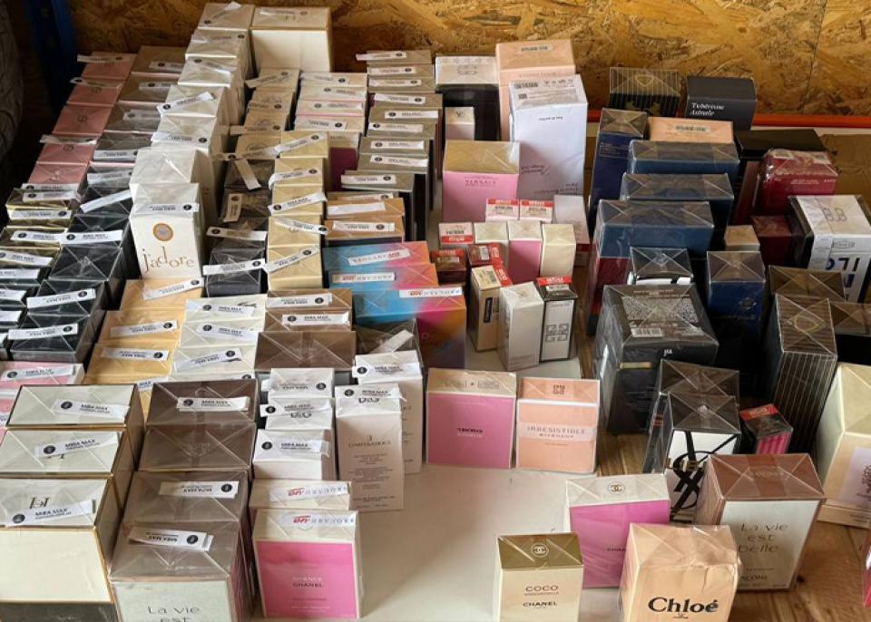 Parfumuri în cantități comerciale, depistate într-un automobil la Comrat: șoferul nu avea acte de proveniență