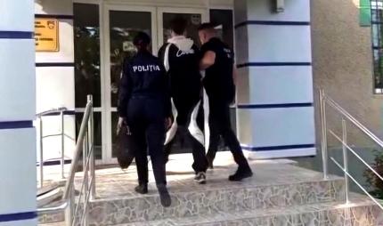 Escroc de 18 ani, reținut la domiciliu: Se dădea drept bancher, fura bani și deținea droguri /VIDEO