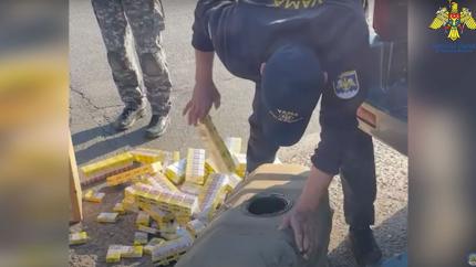 Cahul: A rămas fără mașină după ce vameșii au găsit 750 de pachete de țigări ascunse în rezervorul de combustibil 
