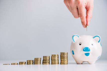 Tot mai mulți moldoveni aleg să economisească în lei. Depozitele în moneda națională domină sistemul bancar