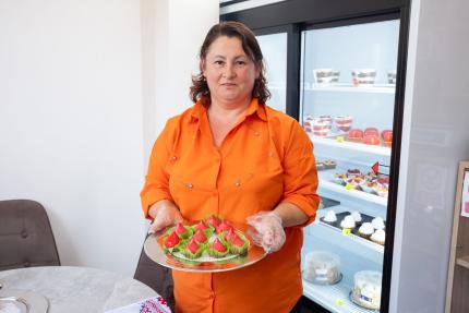 După 14 ani în Franța, Iulia Albu a revenit acasă și a deschis o patiserie în satul Manta