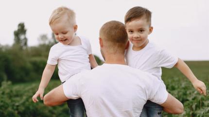 Concediu paternal mai mare pentru tații de gemeni și tripleți