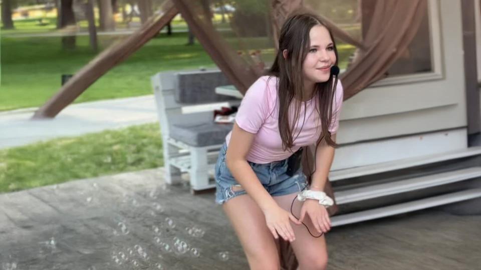 12 лет — и уже аниматор. Девочка Мартина, учит детей танцам