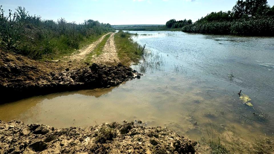 Au spart noaptea un dig de protecție. 10 mii euro pentru informații despre răufăcători 