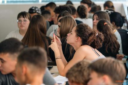 „Să nu mai credem tot ce vedem online”: Adolescenții de la tabăra din Moscovei au învățat cum să se protejeze pe rețelele sociale și să nu răspândească falsuri