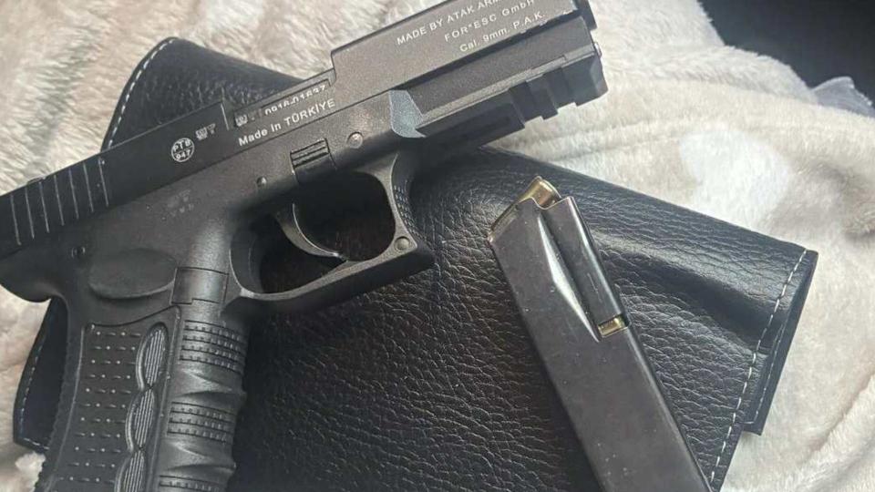 Pistol cu gaz și 14 cartușe, descoperite în torpedoul unui autoturism la Vama Giurgiulești