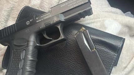 Pistol cu gaz și 14 cartușe, descoperite în torpedoul unui autoturism la Vama Giurgiulești