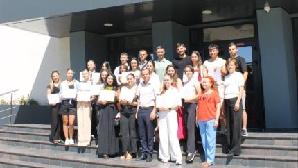 Tinerii ghizi și voluntari ai Festivalului „Nufărul Alb” – apreciați pentru implicare și dedicație
