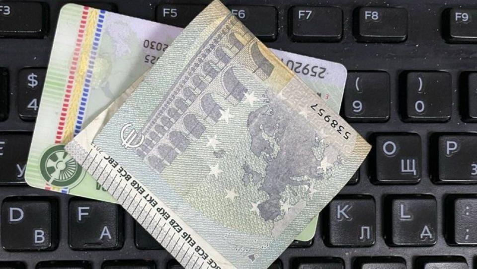 Tentativă de mituire la Cahul: Bărbat cu dublă cetățenie, prins cu bani ascunși între acte