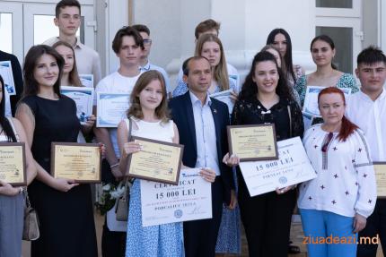 FOTO // Excelență recunoscută la Cahul: Cine sunt cei mai buni elevi și studenți ai anului 2025