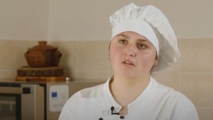 Cu meseria învățată acasă și gândul la viitor: Dumitrița Cociu, o tânără din Leova care vrea să reușească în Republica Moldova 