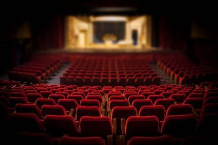 Teatrul care vindecă: „Acasă în siguranță” – un spectacol despre violența domestică, la Vadul lui Isac