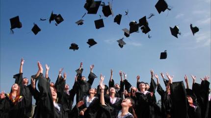 Unde aleg să studieze tinerii în 2025: Vezi topul celor mai populare specialități din Moldova