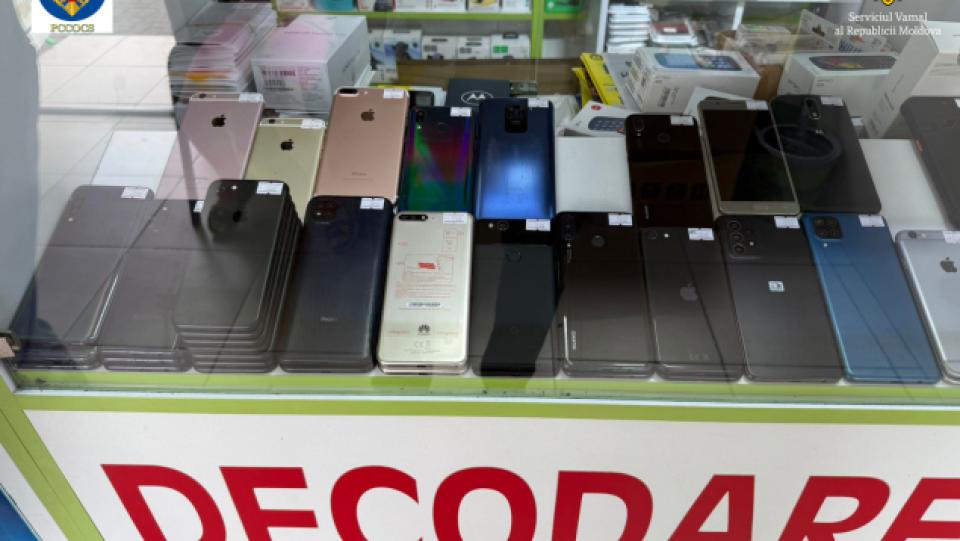 Contrabandă cu telefoane și tehnică de uz casnic: două persoane cercetate, prejudiciu de peste 400.000 lei