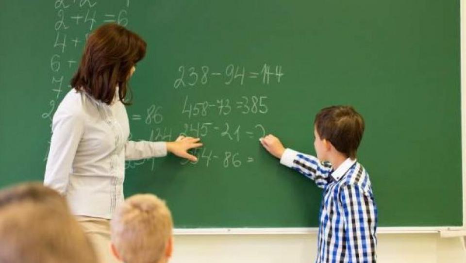 Cum se calculează salariul unui profesor în Moldova