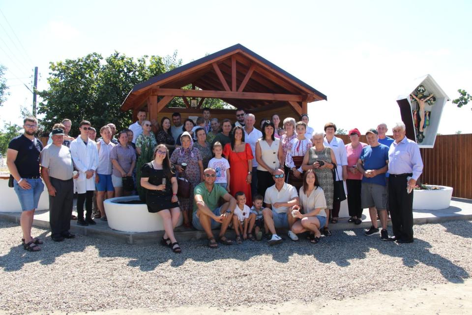 O fântână publică din Manta, renovată în stil rustic cu sprijinul localnicilor și al consătenilor din diasporă