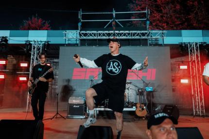 „Muzica e instinct, nu educație”. Vlad Sabajuc (SATOSHI), la RAM Impact Cahul: despre emoția de a cânta acasă, rolul artistului și relația cu rețelele sociale