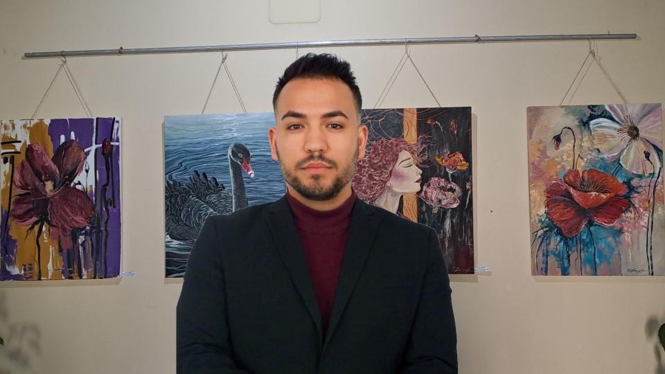 Expoziție cu suflet din Cahul în România: tânărul pictor Daniel Donici și-a prezentat tablourile la Câmpina
