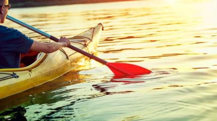 Aventură, canoe și formare de caracter: Eveniment special pentru tineri la Lacul Frumoasa, organizat de Clubul Juniorilor Exploratori