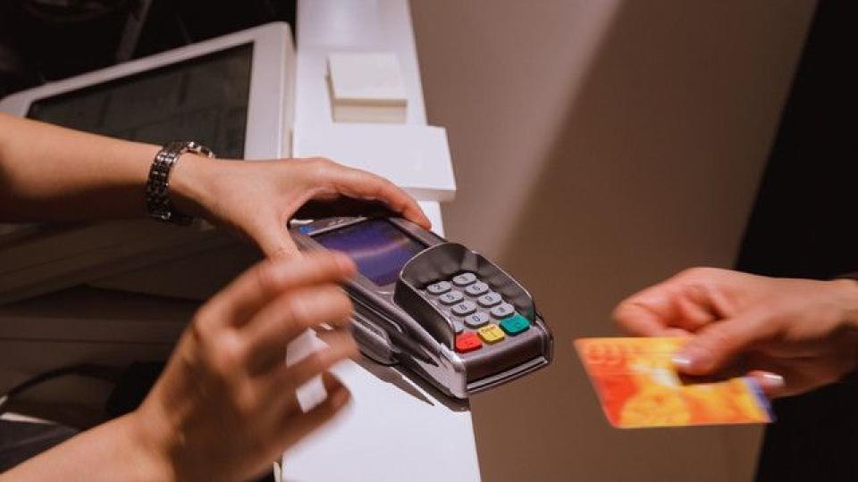 Achitările cu cardul impulsionează creșterea comerțului online în Republica Moldova, ANALIZĂ 