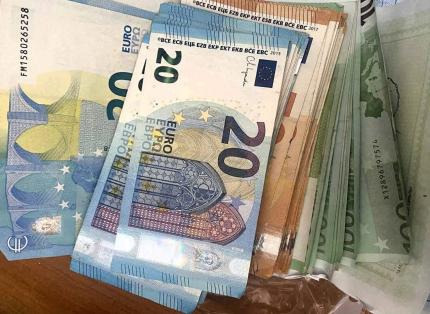 Surpriză la Vama Cahul: Aproape 20.000 de euro și 3.400 de dolari, ascunși în bagajul unui pasager